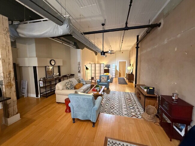 Building Photo - Charming Furnished Condo in the Heart of Downtown Mobile  Enjoy city living in this beautifully f...