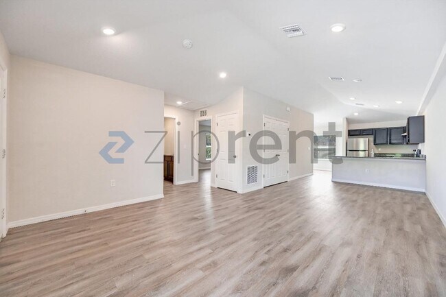 Foto del edificio - 12009 Henley Ave