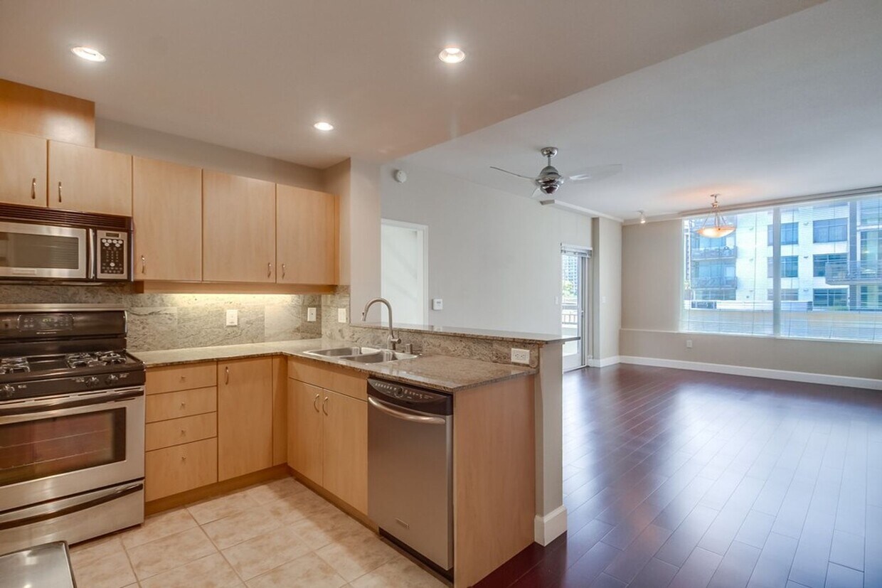 Foto principal - Modern 2 bed / 2 bath Condo in Little Ital...