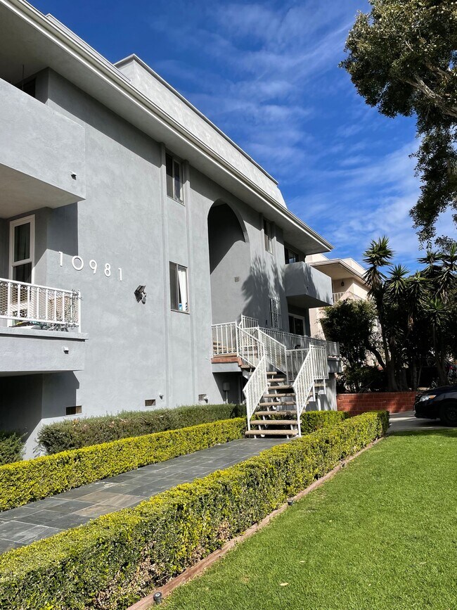Foto del edificio - 10981 Rose Ave