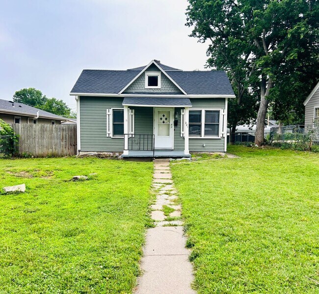 Building Photo - Cute Single Family Home, Great Location