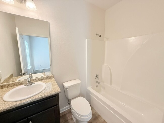 Building Photo - Spacious 2-Bedroom Duplex