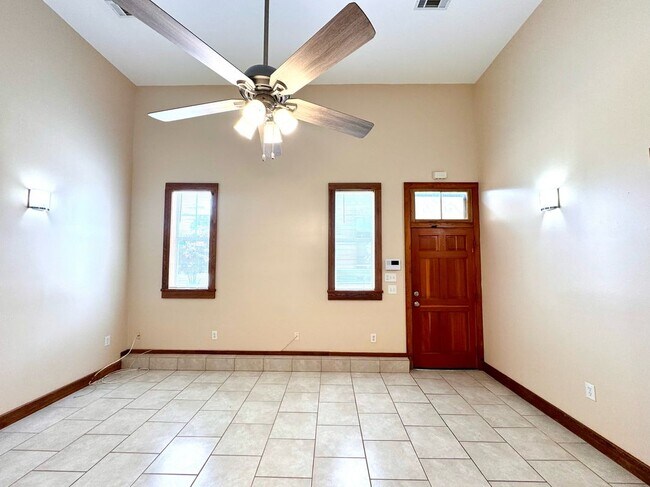 Foto del edificio - 2200 Valence St