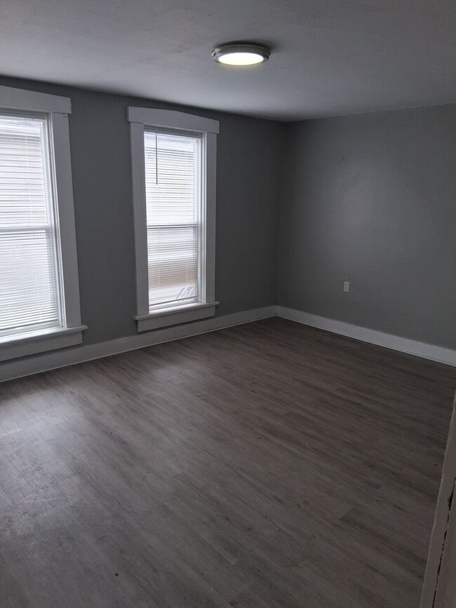 Building Photo - Updated 3 Bed, 1 Bath in Dayton close to everything