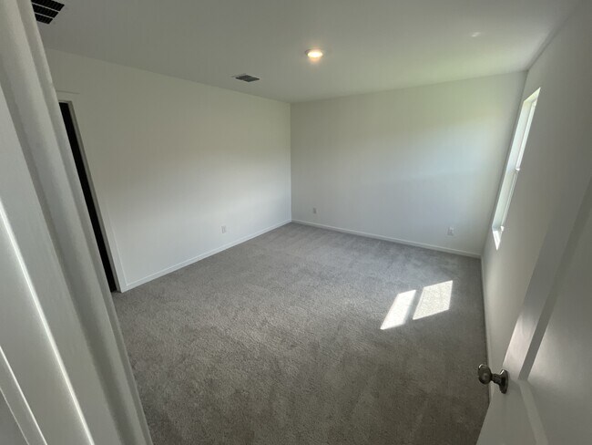 Building Photo - 1223 Falcon Hts Dr