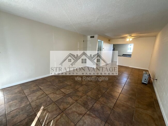 Foto del edificio - 6936 E 4th St