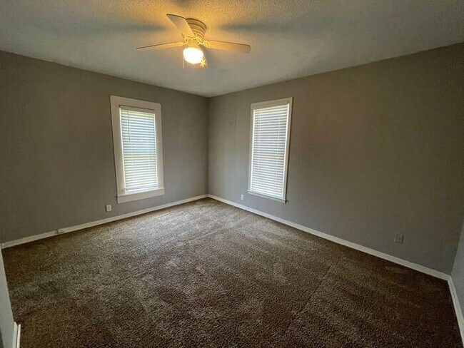 Building Photo - Charming Bungalow featuring 2 bedrooms and...