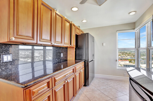 Building Photo - 1021 Hillsboro Mile