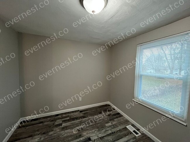 Building Photo - 215 Kingswood Trail Dr