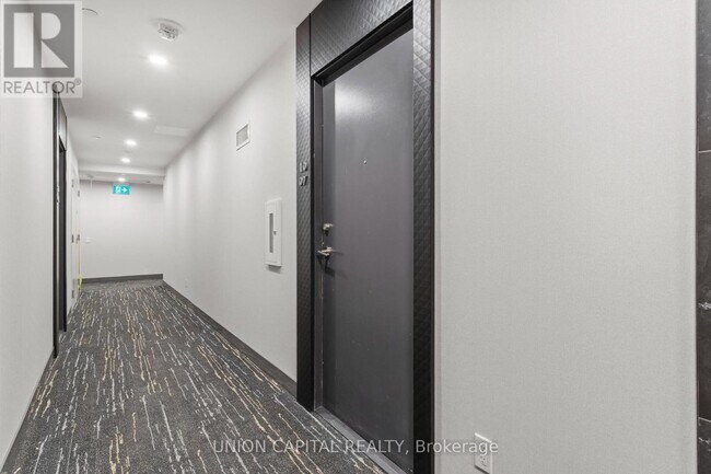 Photo du bâtiment - 8 Wellesley St W