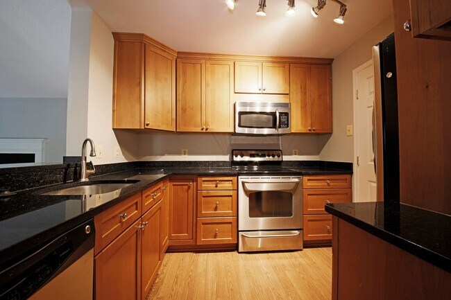 Photo - Updated top floor 2br with vaulted ceilings, two balconies and treed views! Apartment