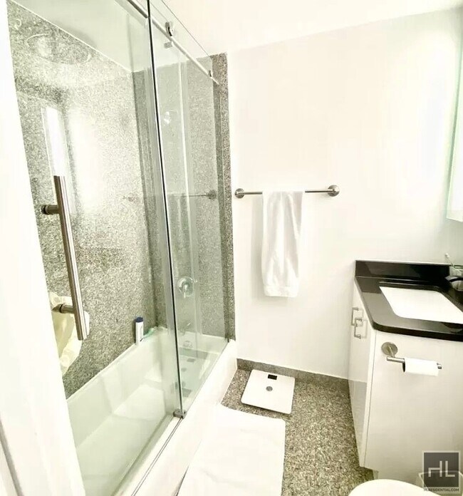 Building Photo - Bright Flex 2BR/2 BA Duplex in Kips Bay - ...