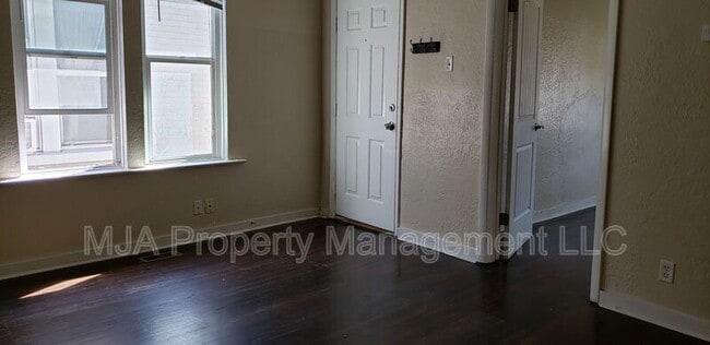 Building Photo - 1041 S 200 W