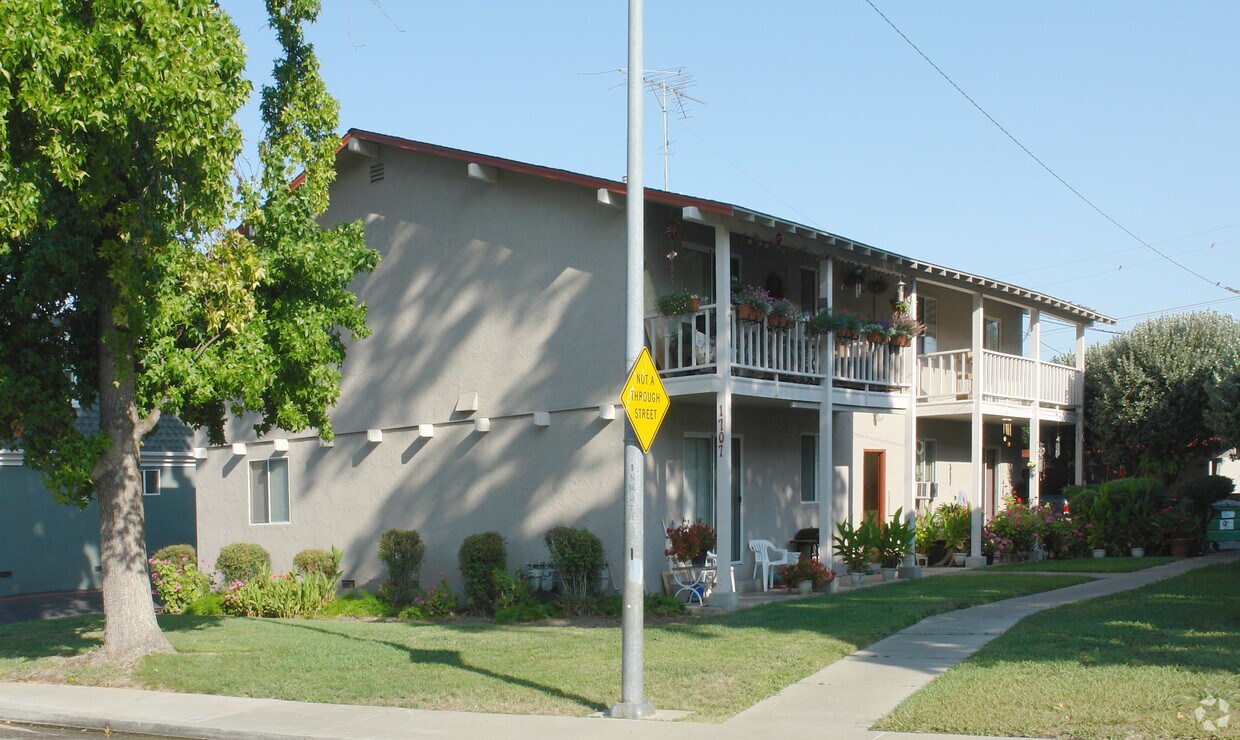 Building Photo - 1707 Ross Cor