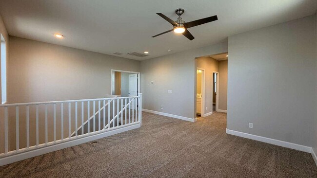 Foto del edificio - 612 Hazelnut Ln