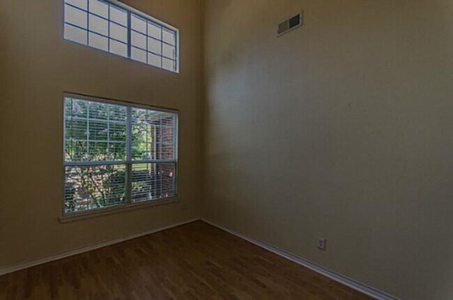 Foto del edificio - Elegant home with wooden floors, Ceramic tiles. Solar Panels will reduce your monthly electricity...