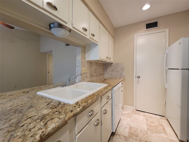Foto del edificio - 700 Thicket Ln
