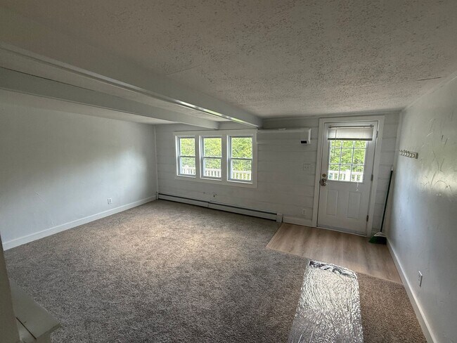 Building Photo - 3bd/2ba Apartment seconds from the base of Attitash!