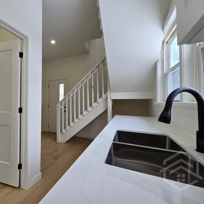 Building Photo - 1-Bedroom Loft Available in London!!