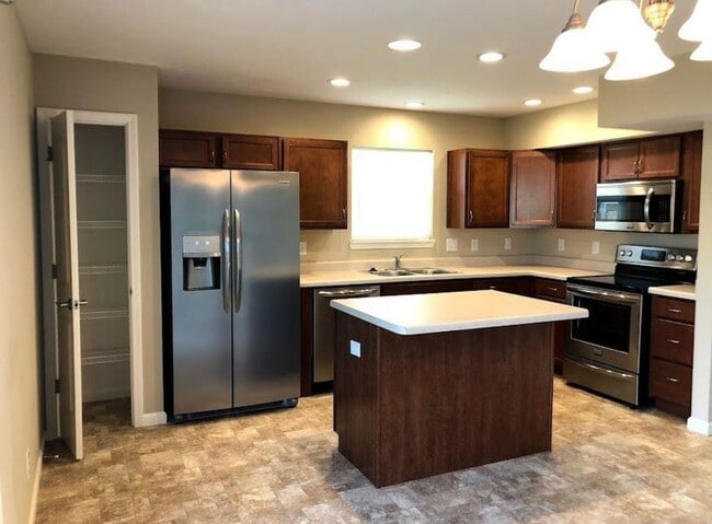 Building Photo - Spacious 4-Bedroom Home with Loft, Fenced Backyard & Modern Finishes