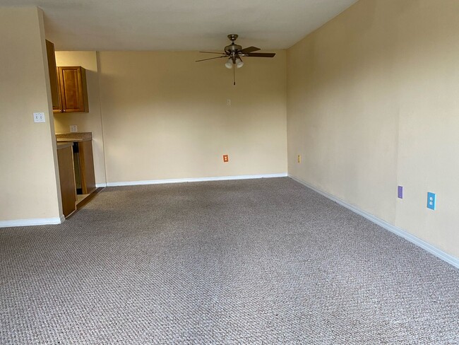 Building Photo - 2 Bed 1 Bath 2nd Floor Unit With Balcony I...