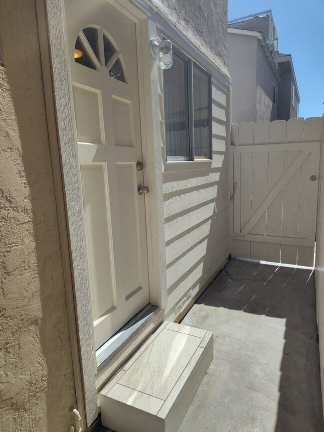 Building Photo - 725 Ensenada Ct