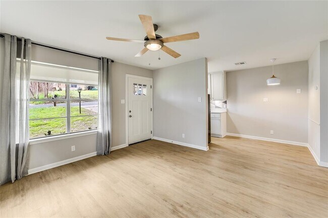 Foto del edificio - 1612 Elmhurst Dr