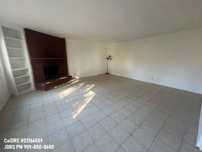 Foto del edificio - New Lowered Price! La Verne 2 Bedroom Condo