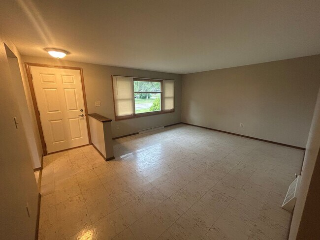 Foto del edificio - 703-705 Woodbine Ave