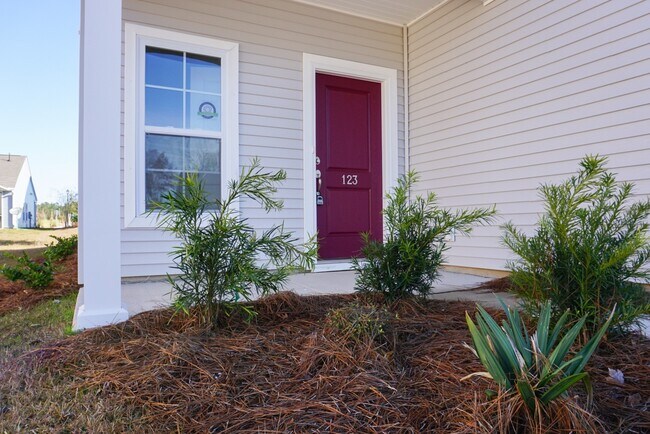 Foto del edificio - Lovely 3 bedroom 2 Bath Ranch with 2 Car Garage in Goose Creek