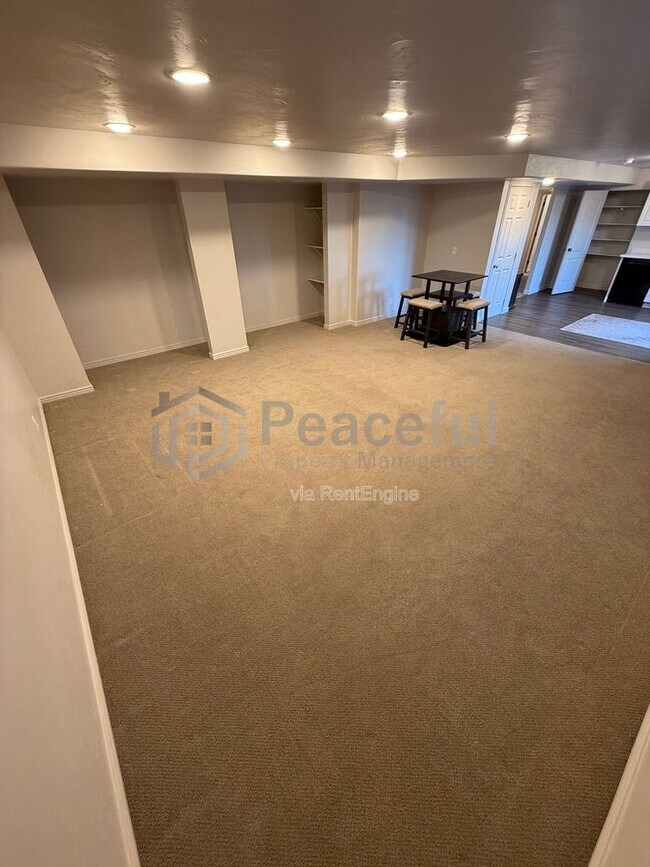 Foto del edificio - 5386 Emmeline Dr