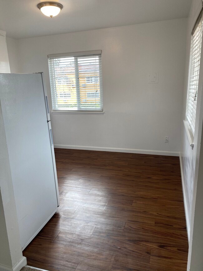 Building Photo - 2546 Robinson Ave