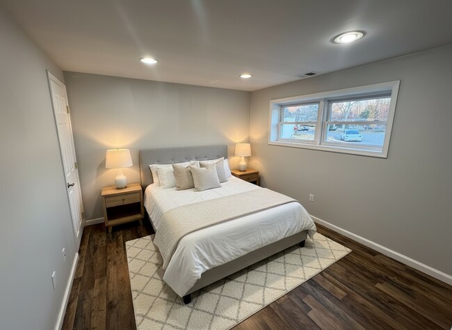 Building Photo - Spacious 5-Bedroom Bi-Level on a Quiet Cul-de-Sac!