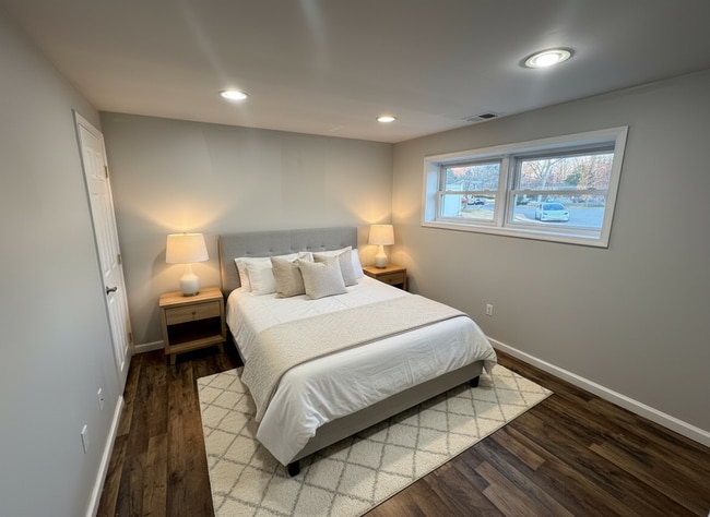 Foto del edificio - Spacious 5-Bedroom Bi-Level on a Quiet Cul-de-Sac!