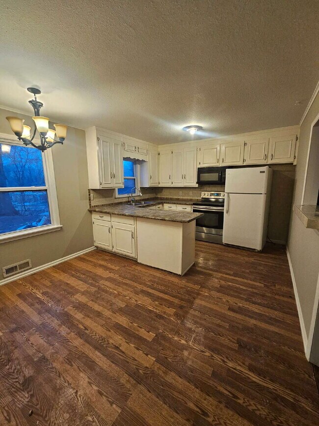 Foto del edificio - 4 BEDROOM RANCH with BIG YARD