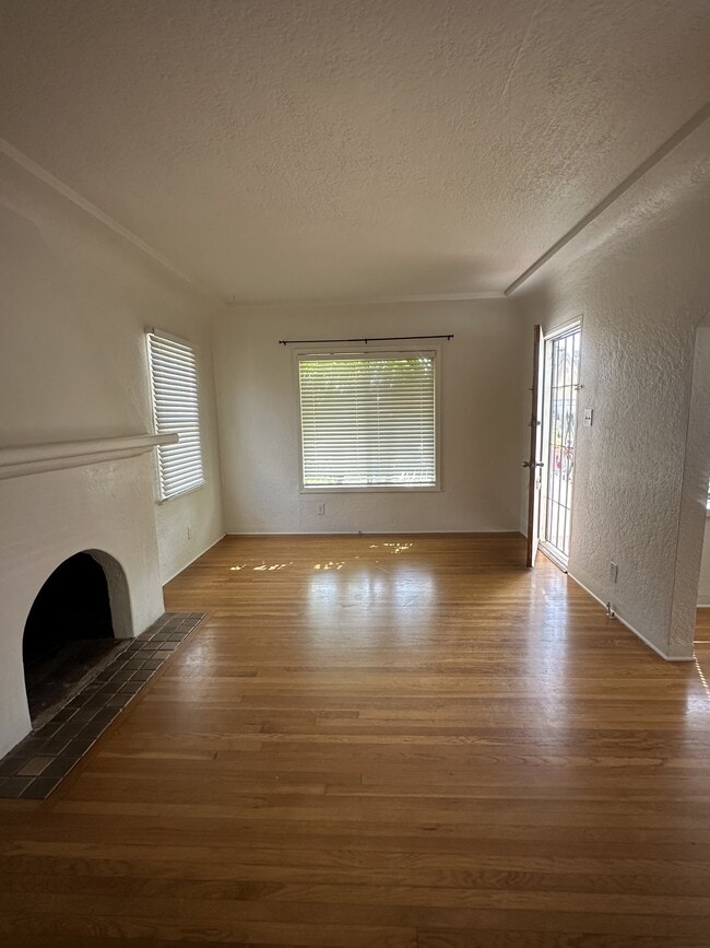 Building Photo - 325 San Clemente St