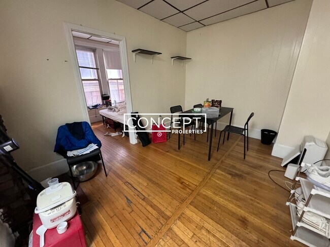 Building Photo - 879 Beacon St