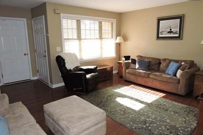 Building Photo - 3 Bedroom, 2.5 Bath Townhome