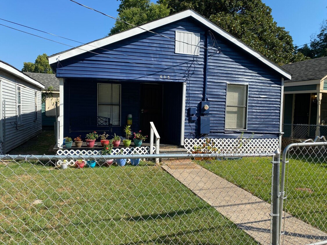 Building Photo - 1/2 off 1st Month's Rent   With Approved A...