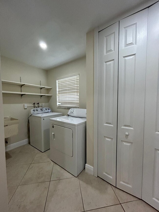 Building Photo - 4108 SE 8th Ave