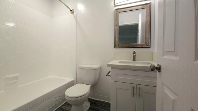Interior Photo - 18411 Vincennes Street