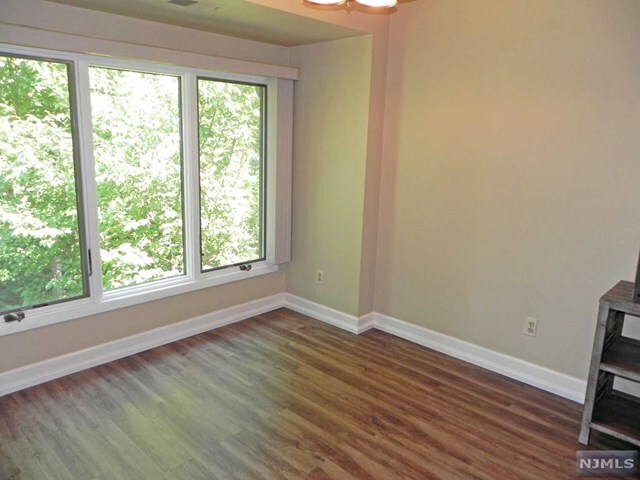 Building Photo - 201 Indian Hollow Court