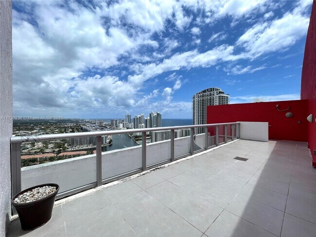 Foto del edificio - 2600 E Hallandale Beach Blvd