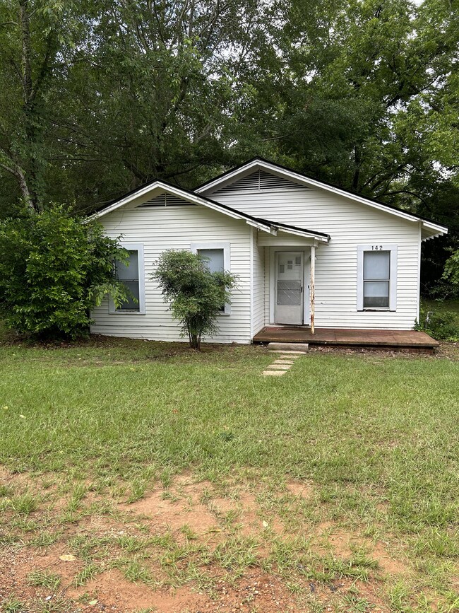 Building Photo - 142 Railroad Ave