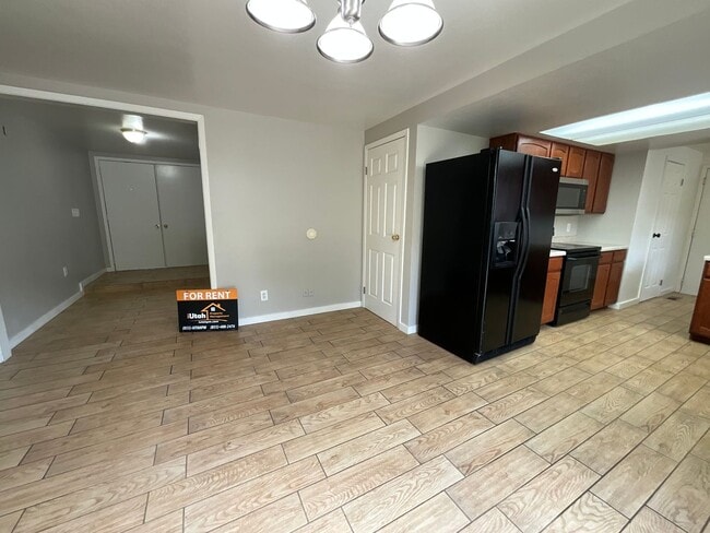 Building Photo - 5 bdrm 3 bth Home 2 Car Garage