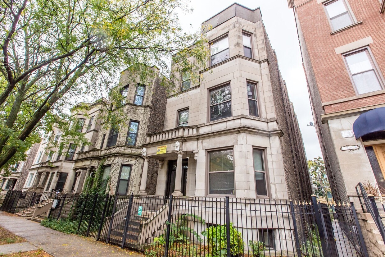 Foto principal - HUGE 4bed/2bath Condo Quality GARDEN unit ...