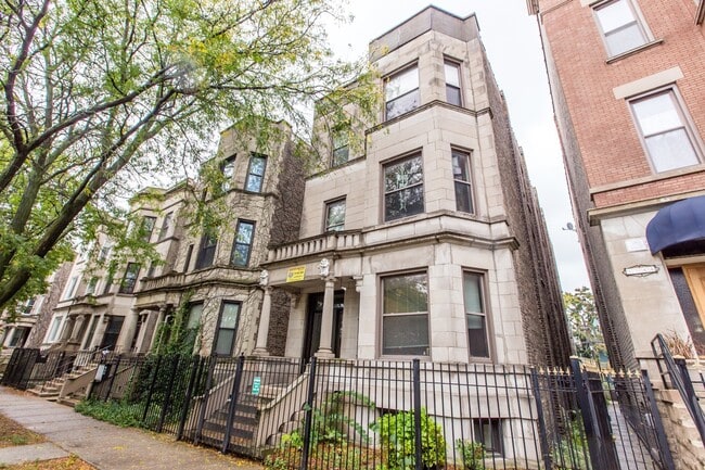 HUGE 4bed/2bath Condo Quality GARDEN unit in Wicker Park! Central Air! In-Unit Laundry! - HUGE 4bed/2bath Condo Quality GARDEN unit in Wicker Park! Central Air! In-Unit Laundry!
