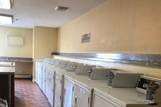 Foto del edificio - 8503 W Catherine Ave