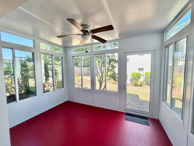 Foto del edificio - Coming soon! Property, being updated, 1 mile to shops, central Wilmington 3 BEDROOMS!