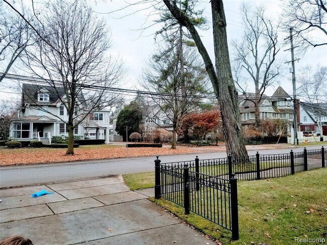Building Photo - 548 Harmon St